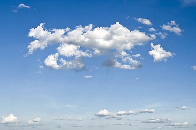 青い空に浮かぶ雲