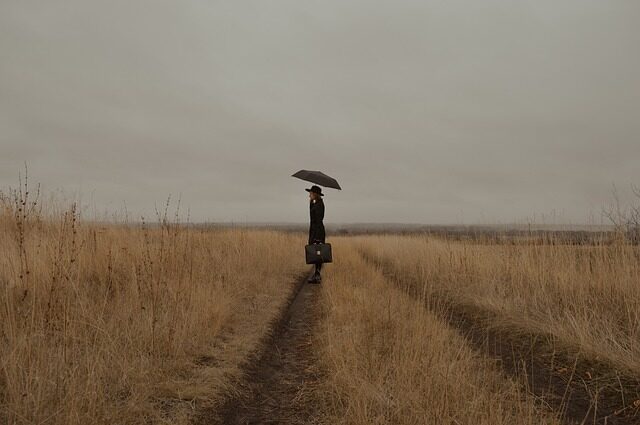 雨の中佇む女性